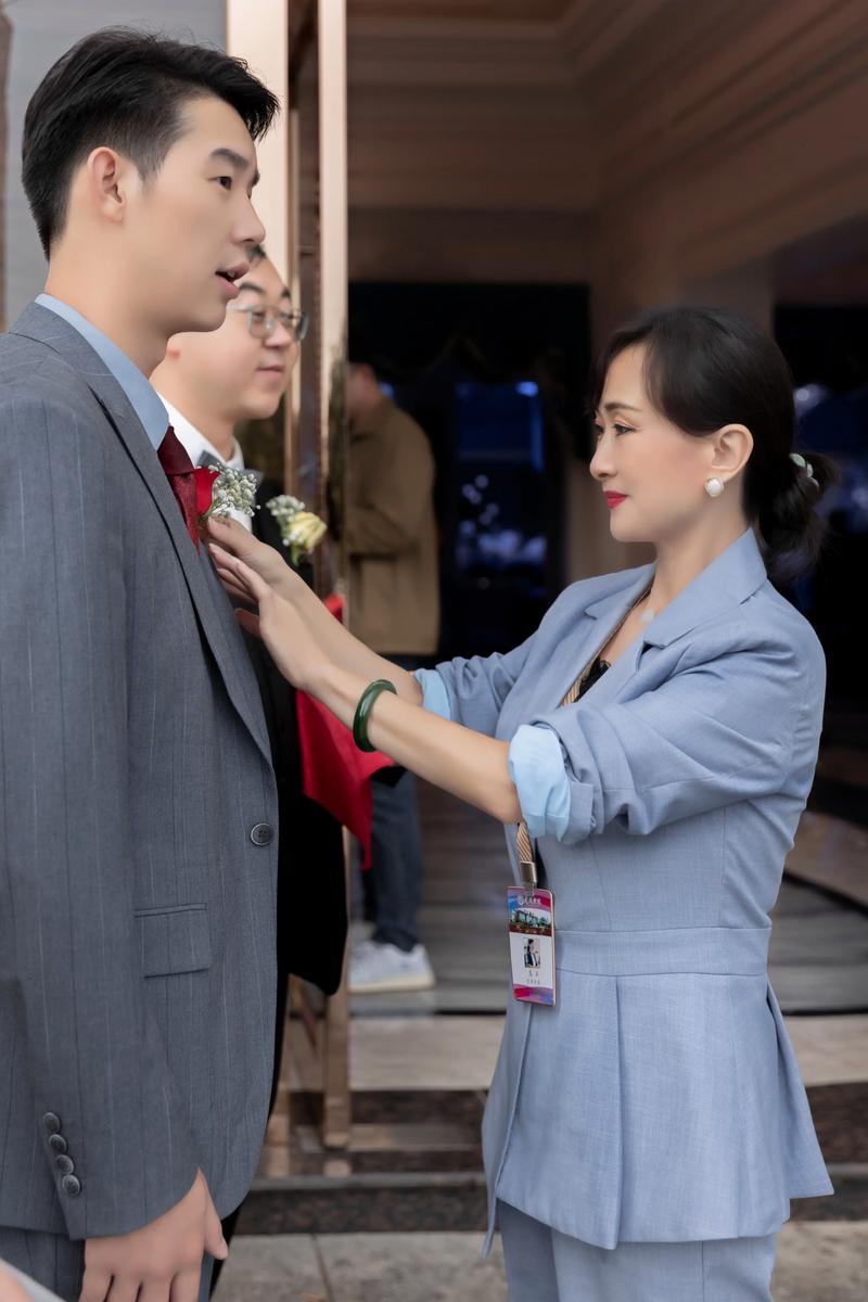 四,婚礼礼成 陪同新人敬酒讲解敬酒礼仪 整理物品归档物资交接 与