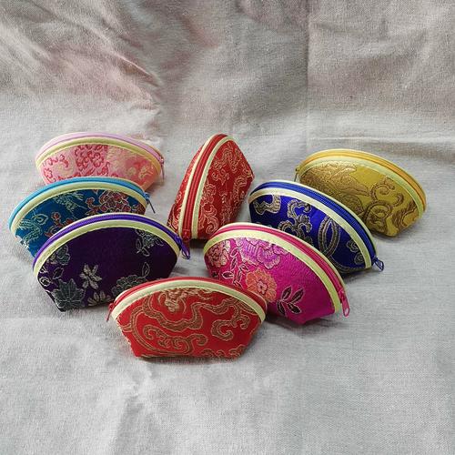 安徽亳州一工厂连夜赶制锦缎零钱包,婚庆季订单排到三月